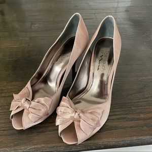 Touch of Nina Mauve Bow Heels, Size 7